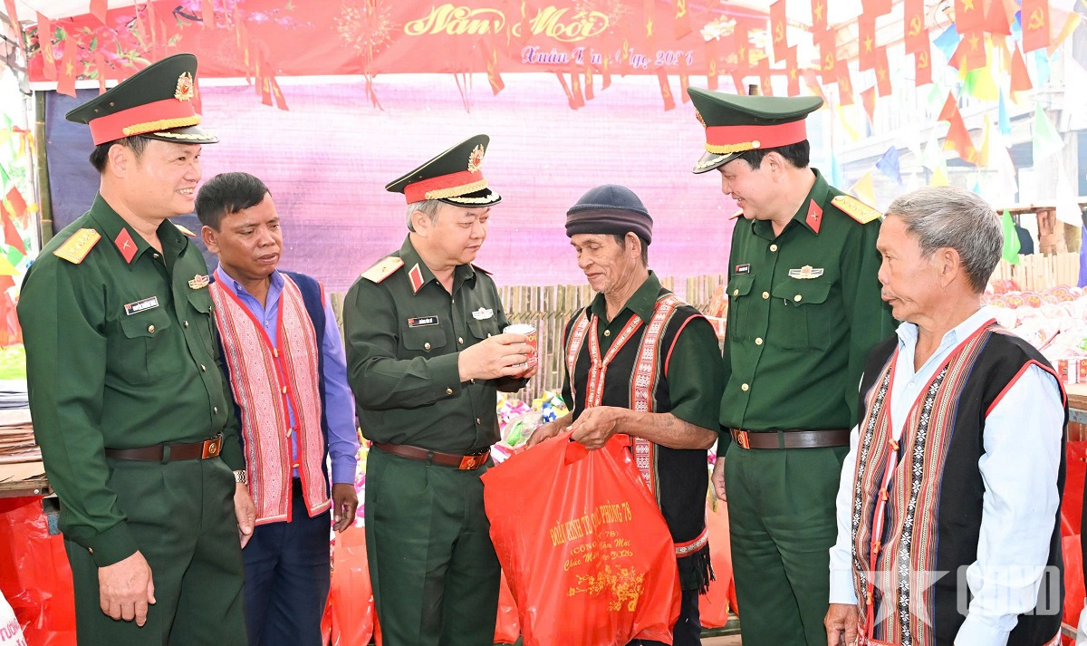 Xuân ấm tình quân dân