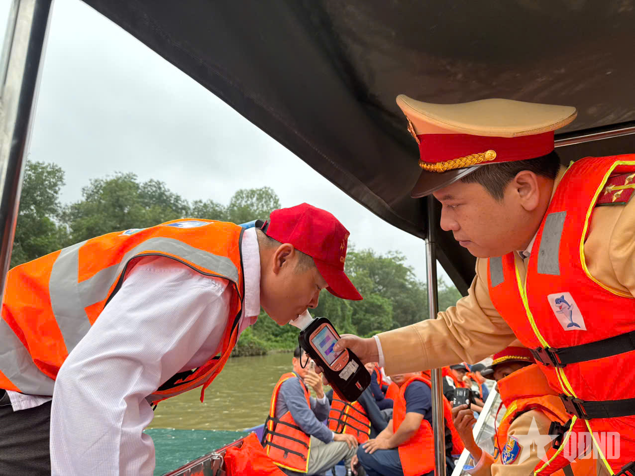 Xử phạt lái đò có hành vi không chuẩn mực với du khách