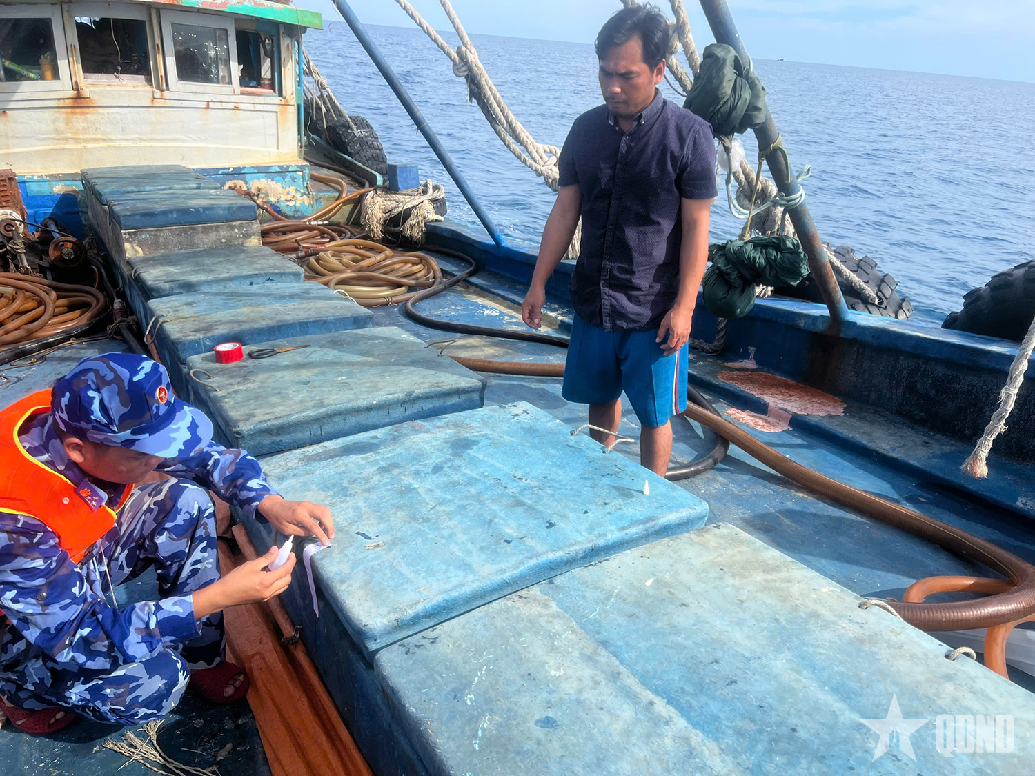 Hải đoàn 42: Bắt giữ tàu cá vận chuyển trái phép khoảng 40.000 lít dầu D.O trên biển