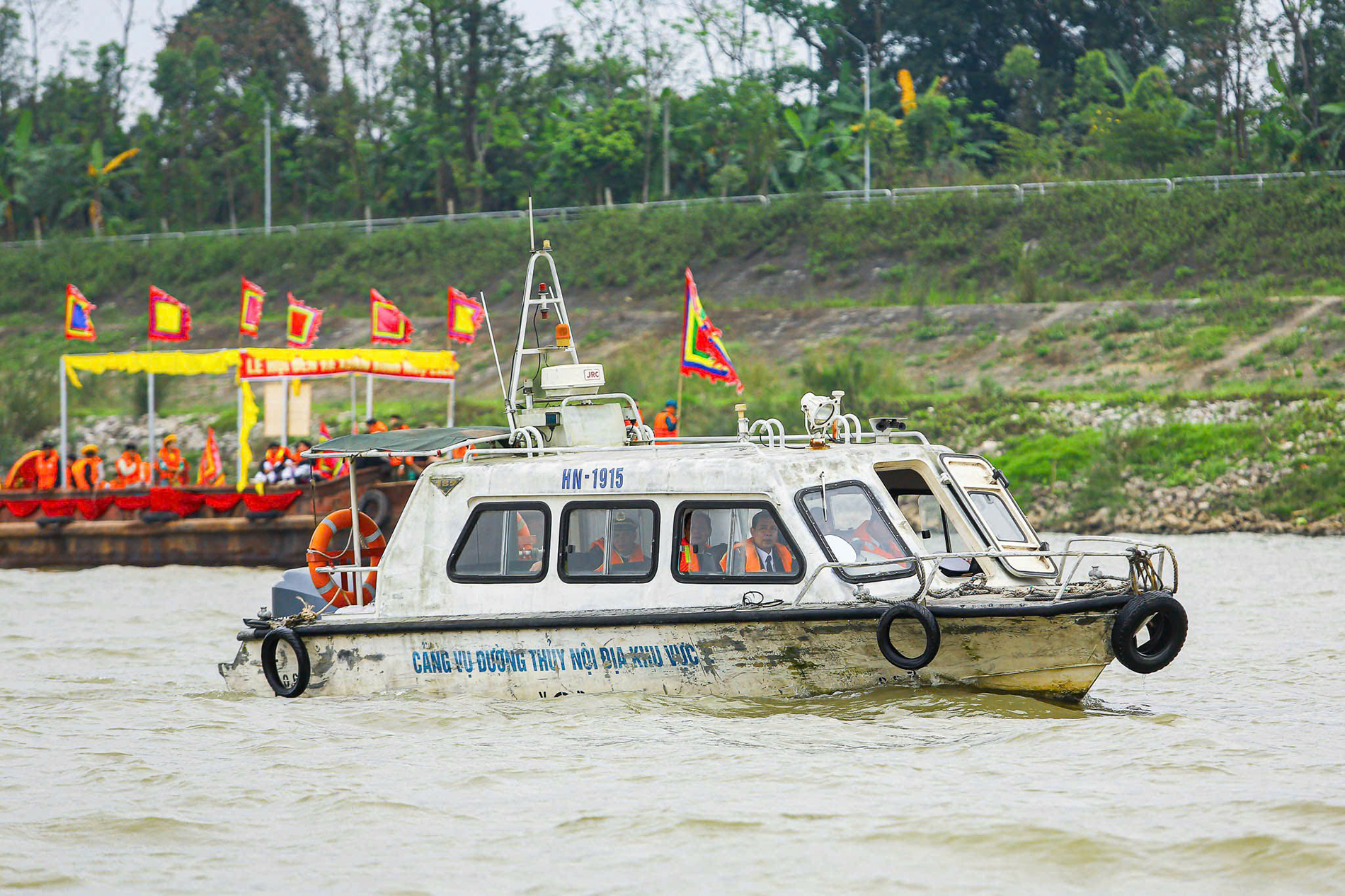 Cảnh sát đường thủy bảo đảm an toàn nghi lễ rước long ngai bài vị Tam vị Đức Thánh Tản Viên