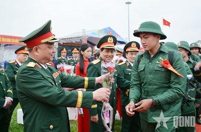 Gallery - 	Thượng tướng Nguyễn Quang Ngọc động viên thanh niên Hưng Yên nhập ngũ
