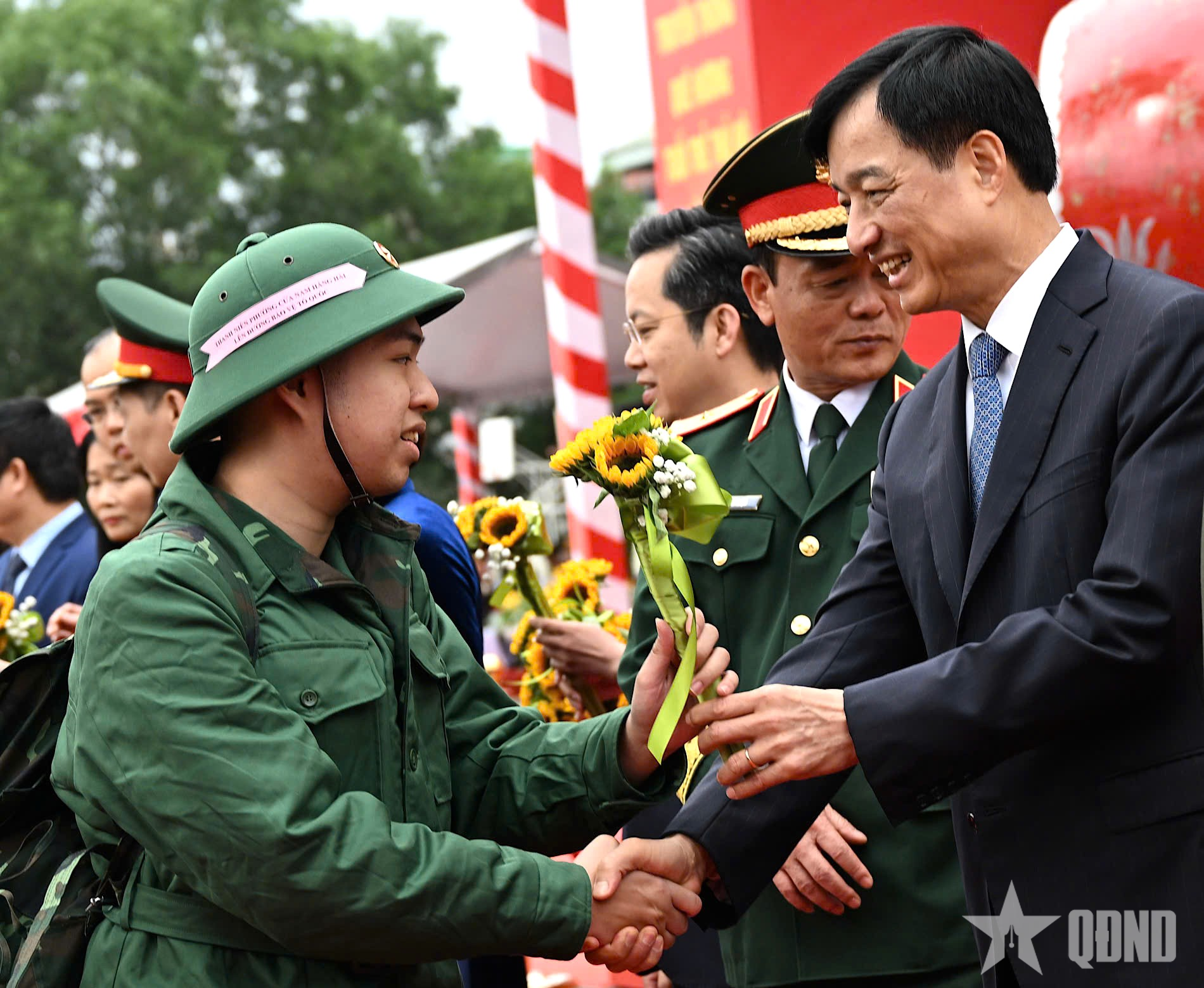 Tưng bừng ngày hội tòng quân của thanh niên Thủ đô