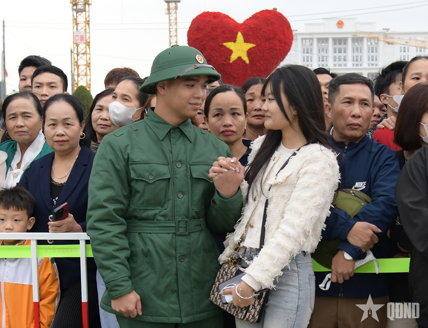 Có một mùa xuân bắt đầu từ những lá đơn tình nguyện

