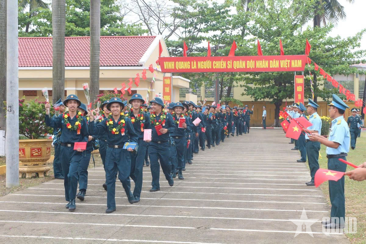 Sư đoàn 372 tiếp nhận chiến sĩ mới