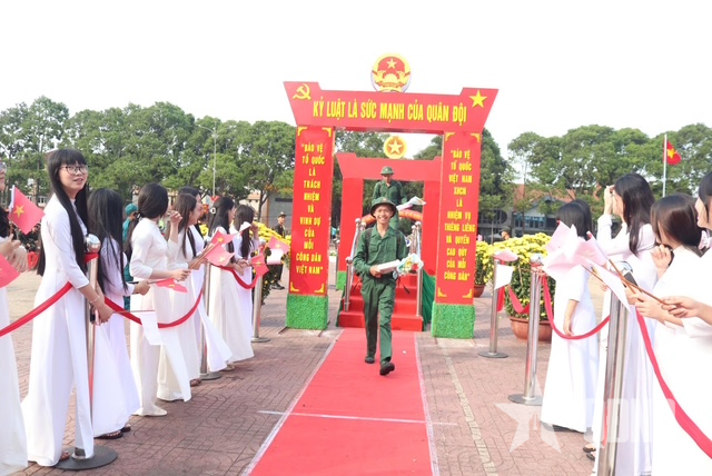 Thanh niên tỉnh Đắk Lắk hăng hái lên đường nhập ngũ