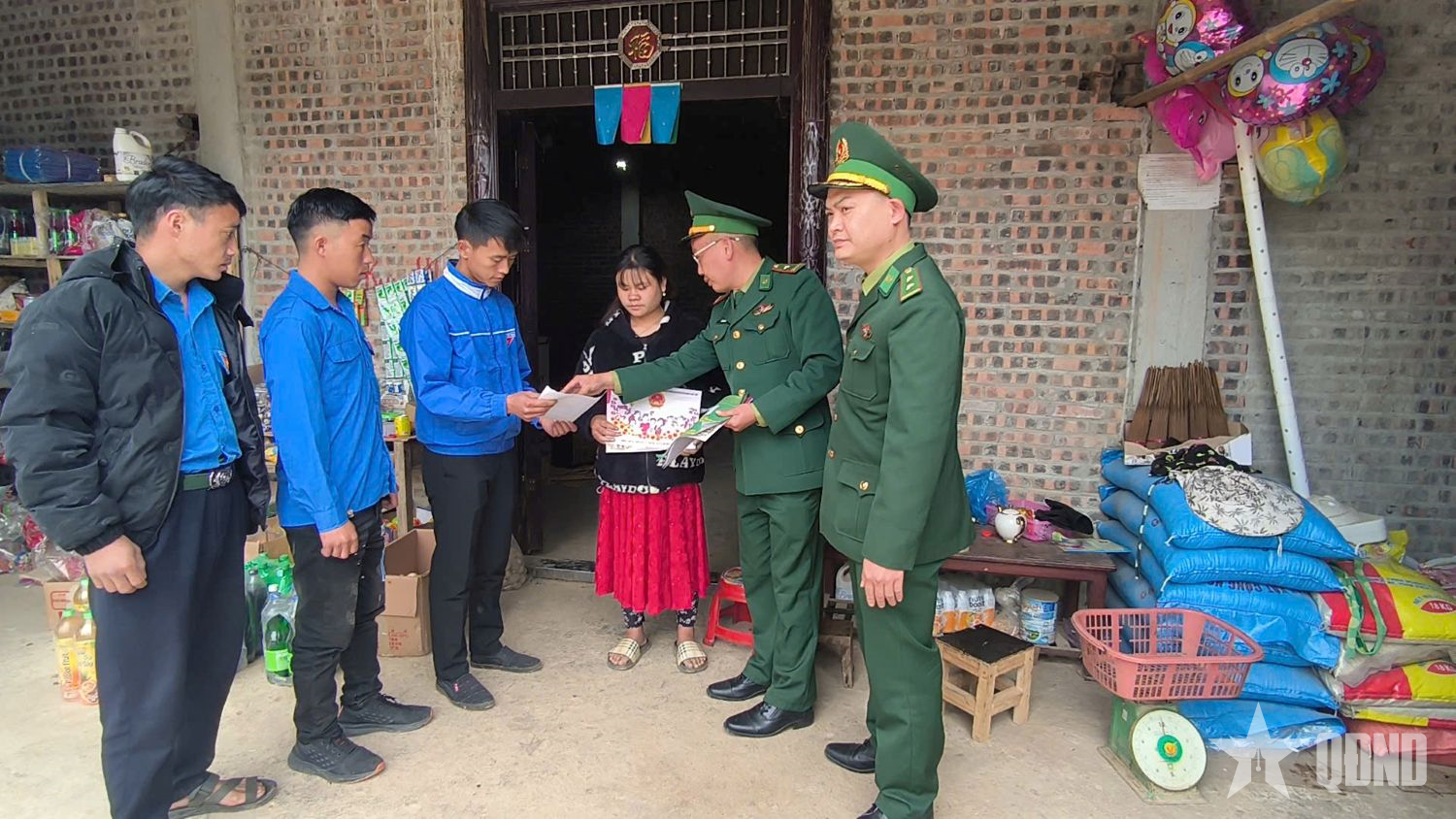 Tiếng loa Biên phòng đến từng bản làng tuyên truyền bầu cử bằng hai thứ tiếng