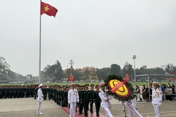 Học viên tốt nghiệp Học viện Quân y báo công dâng Bác