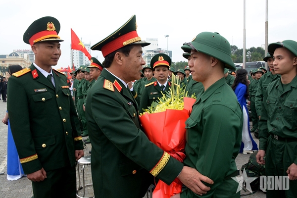 Thượng tướng Lê Đức Thái dự lễ giao nhận quân tại Thanh Hóa