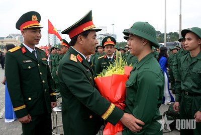 Gallery - 	Thượng tướng Lê Đức Thái dự lễ giao nhận quân tại Thanh Hóa