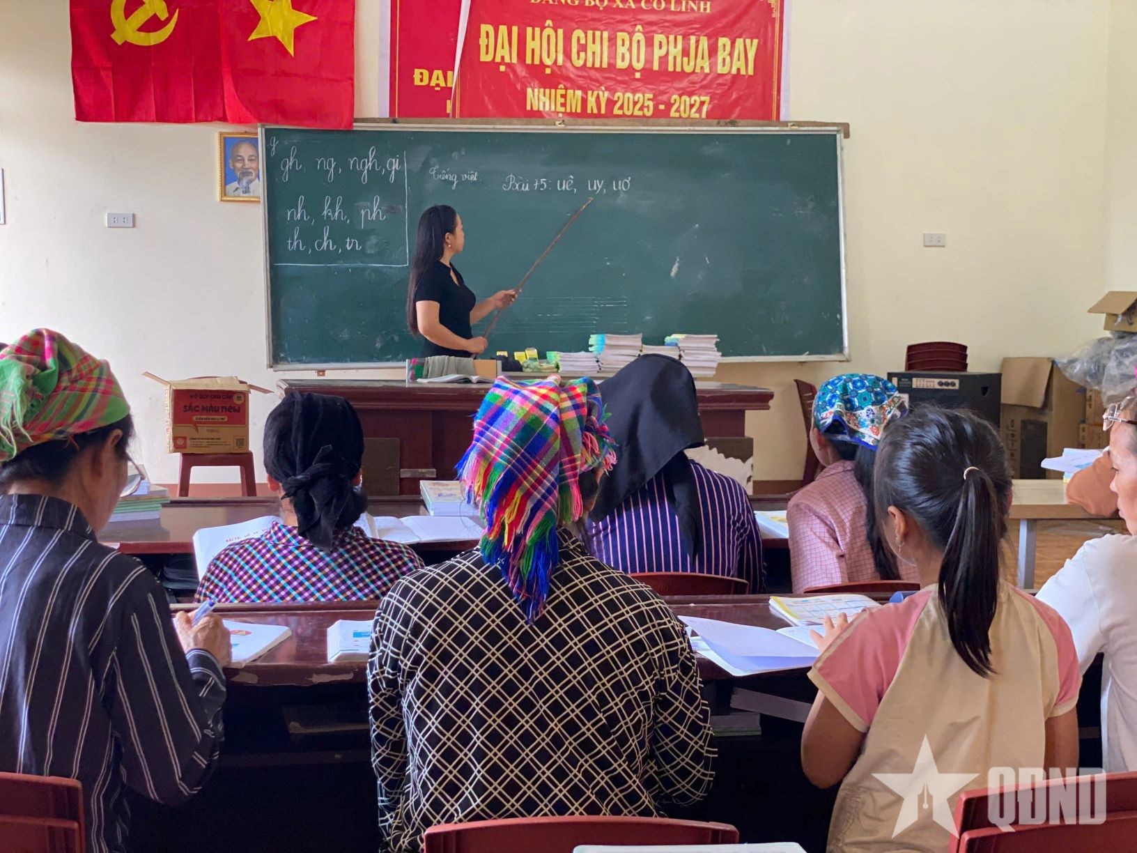 Người Mông học con chữ