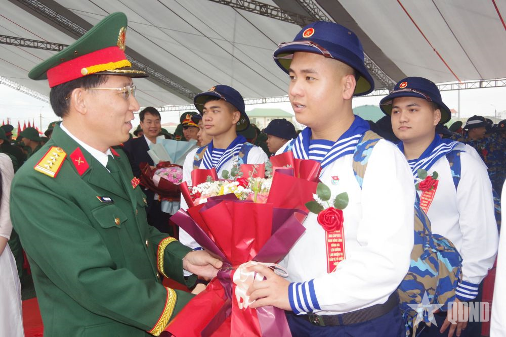 Thanh niên Hà Tĩnh phấn khởi lên đường tòng quân