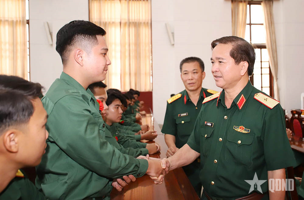 Trường Sĩ quan Lục quân 2 ân cần, chu đáo đón mừng chiến sĩ mới