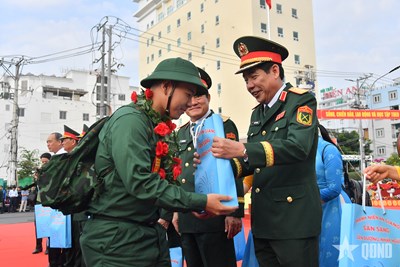 Gallery - 	Thượng tướng Nguyễn Văn Gấu dự lễ giao nhận quân tại An Giang