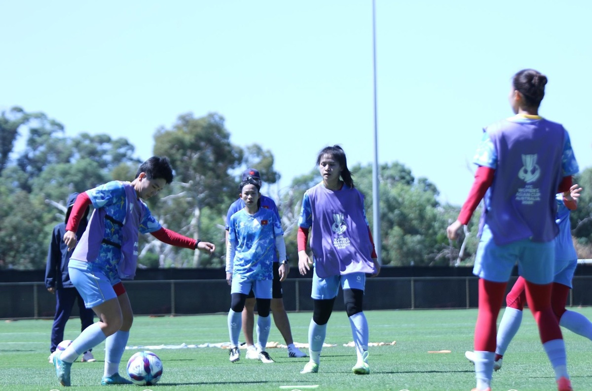 Đội tuyển nữ Việt Nam tập luyện trong nắng nóng 35 độ C

