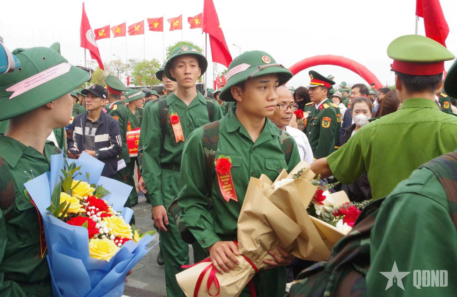 Trong Tổ quốc có gia đình, quê hương và tình yêu đôi lứa