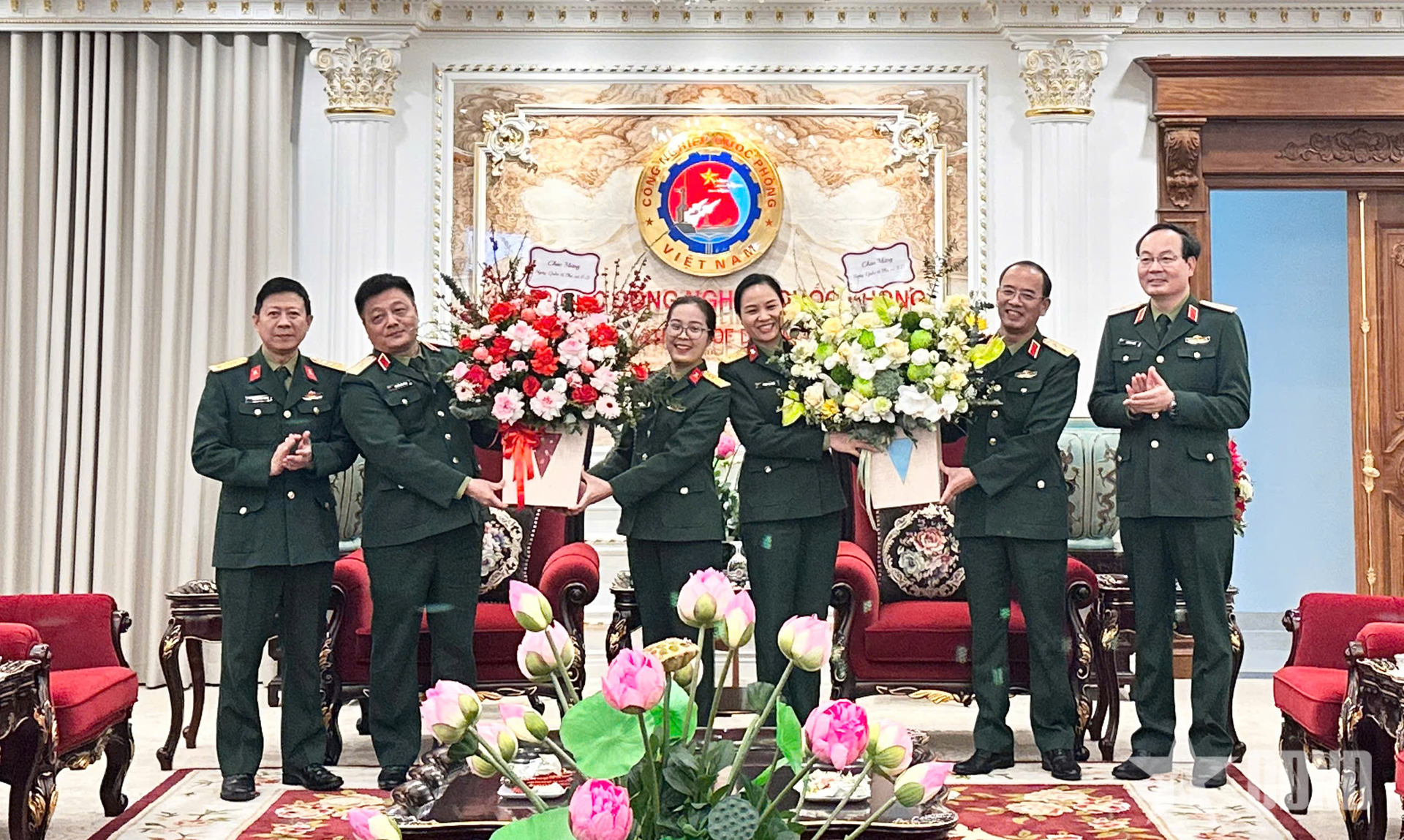 Chính ủy Tổng cục Công nghiệp quốc phòng chúc mừng phụ nữ Tổng cục nhân ngày 8-3