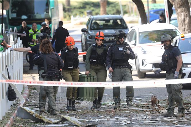 Xung đột tại Trung Đông: Ghi nhận hàng chục tiếng nổ lớn tại Tel Aviv, Iran tiếp tục tấn công vùng Vịnh