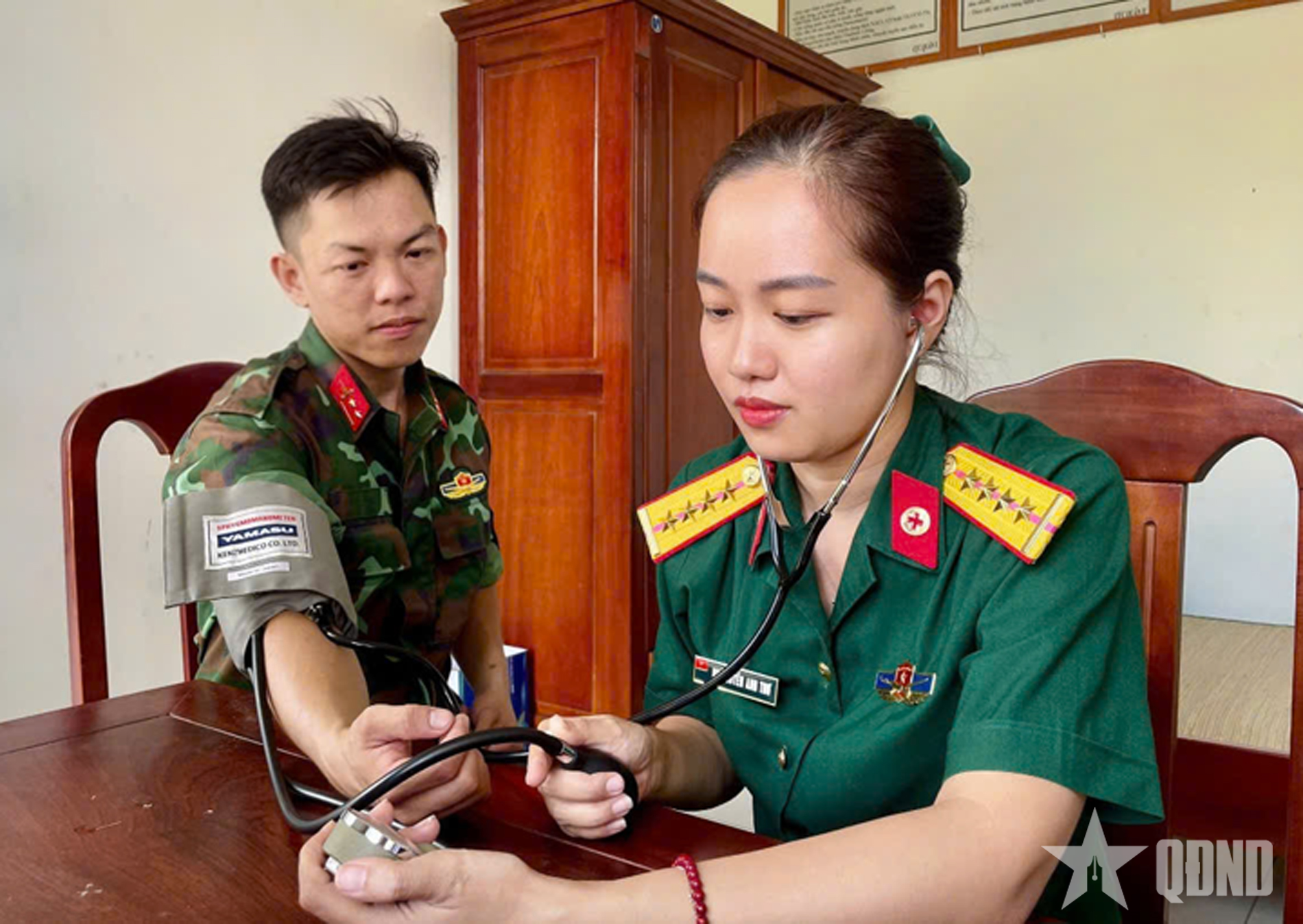 Nữ quân y tận tâm vì sức khỏe bộ đội
