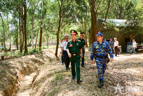 Thượng tướng Đỗ Xuân Tụng kiểm tra luyện tập chuyển trạng thái sẵn sàng chiến đấu của Vùng 2 Hải quân