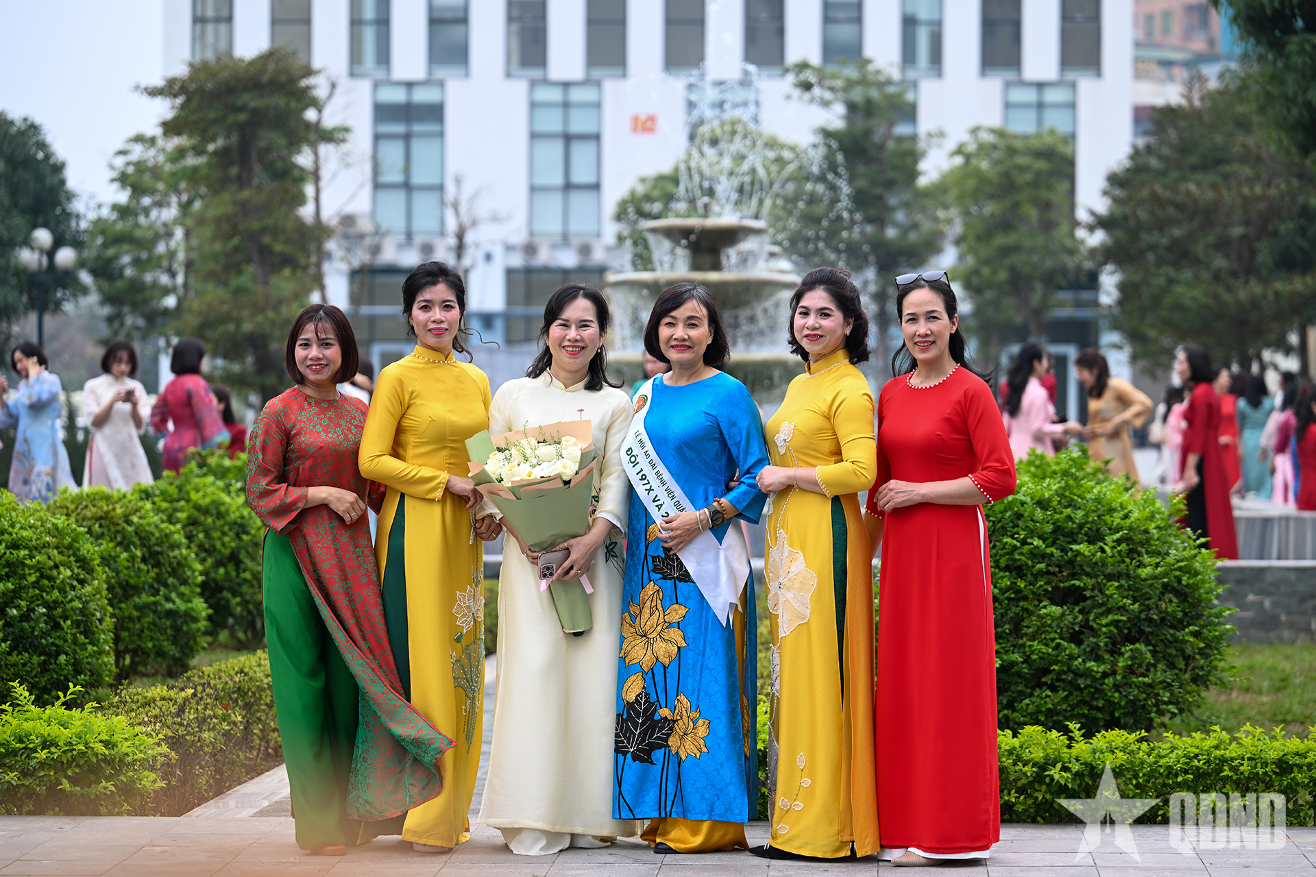 Những “bông hoa áo trắng” duyên dáng trong tà áo dài Việt Nam