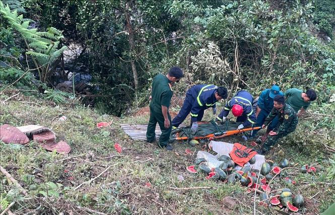 Xe tải lao xuống vực, 3 người thương vong