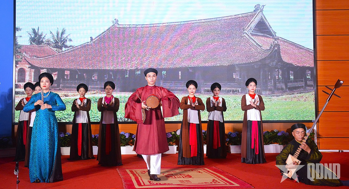 Đãi ngộ xứng đáng nghệ nhân dân gian và văn nghệ sĩ tài năng là phát huy nhân tài văn hóa