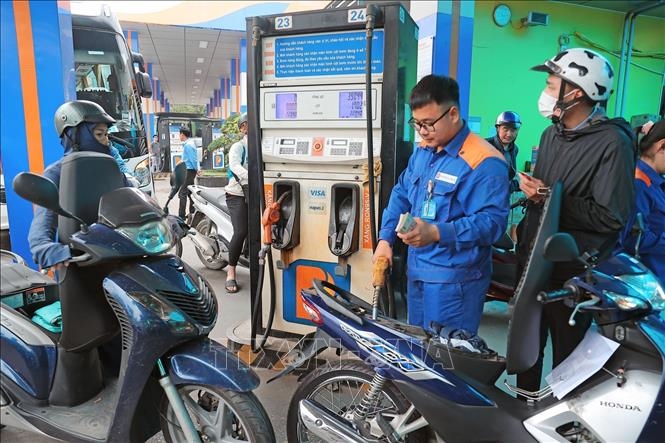 Giá xăng dầu sẽ được điều chỉnh sau ngày giá cơ sở tăng từ 7%