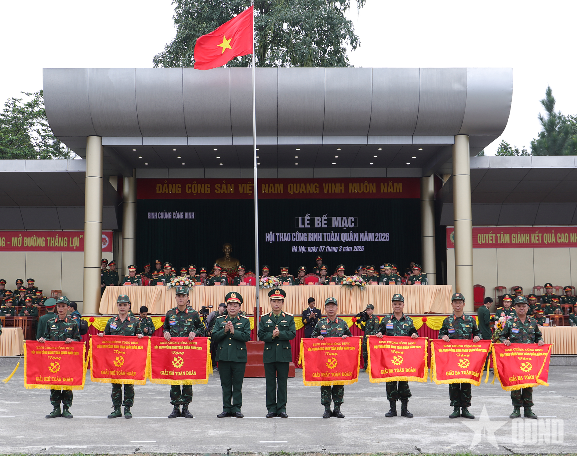 Trung tướng Lê Văn Hướng chủ trì bế mạc hội thao Công binh toàn quân năm 2026