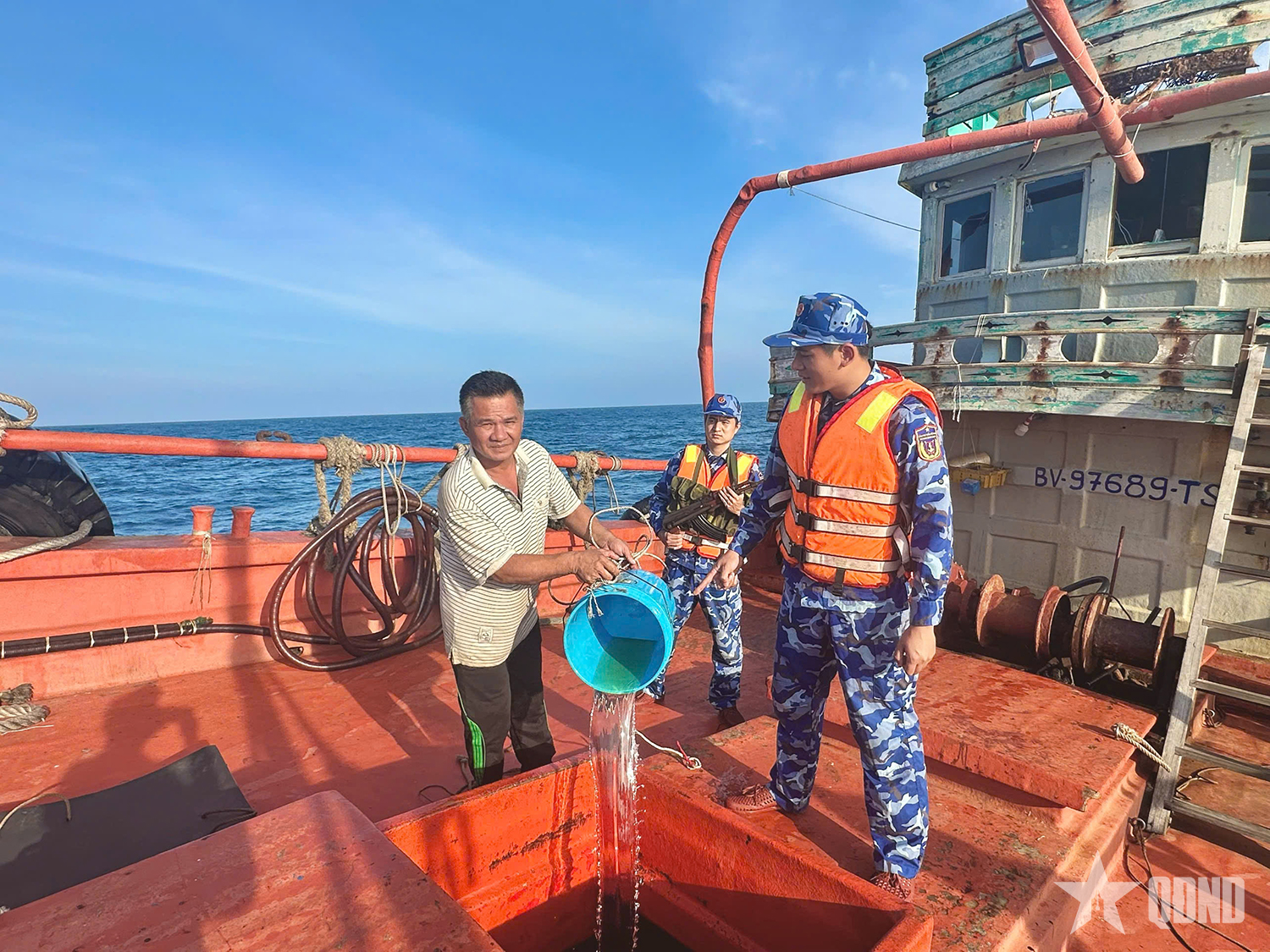 Vùng Cảnh sát biển 4 bắt giữ tàu cá vận chuyển trái phép hơn 50.000 lít dầu 
