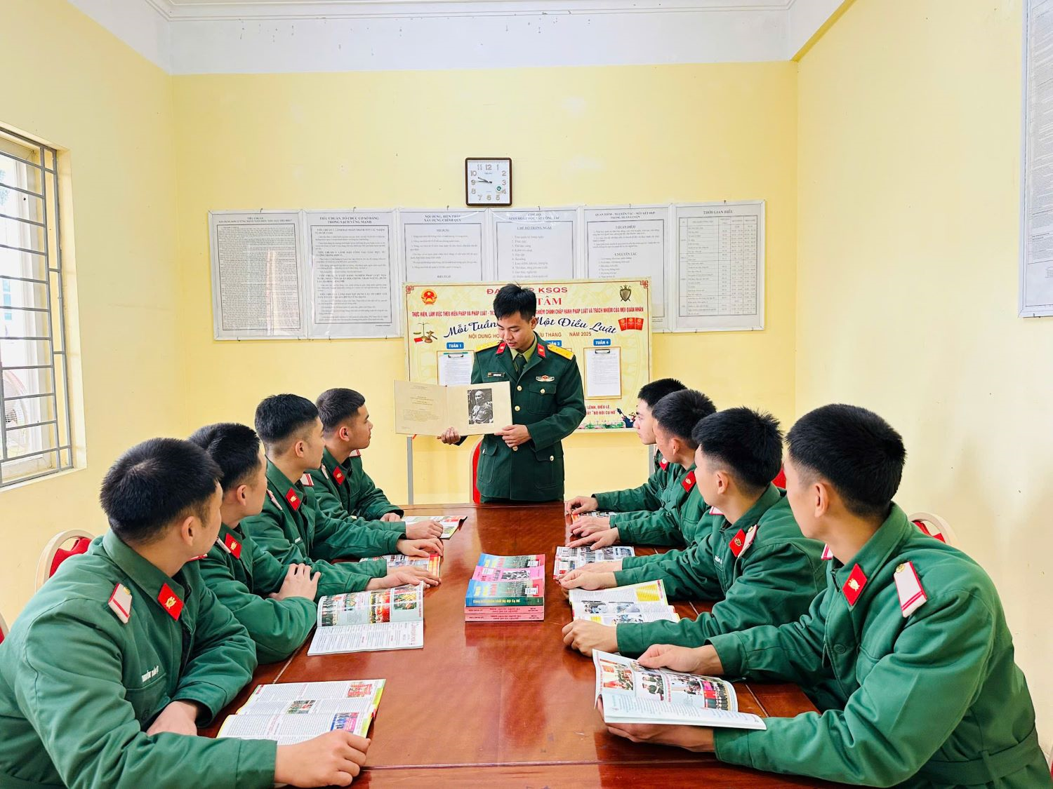 Chính trị viên trách nhiệm, sâu sát