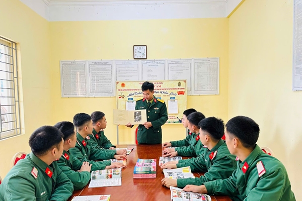 Chính trị viên trách nhiệm, sâu sát