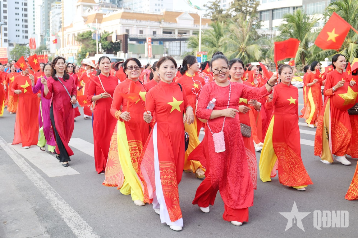 Phố biển Nha Trang rực rỡ sắc màu “Áo dài Việt Nam”