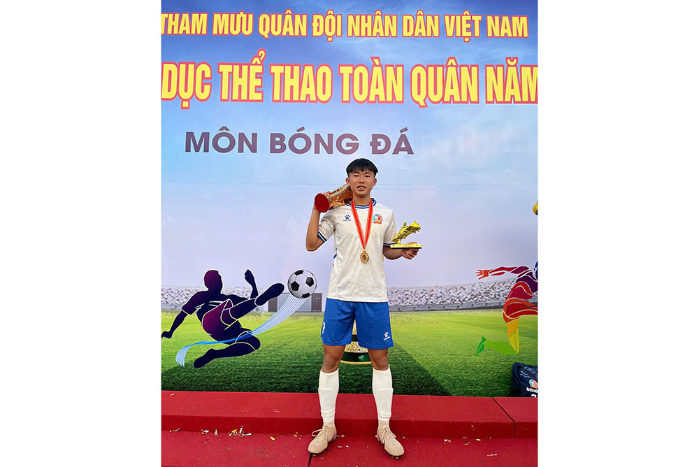 “Chiếc giày vàng” tặng Thượng sĩ Trần Mạnh Dũng