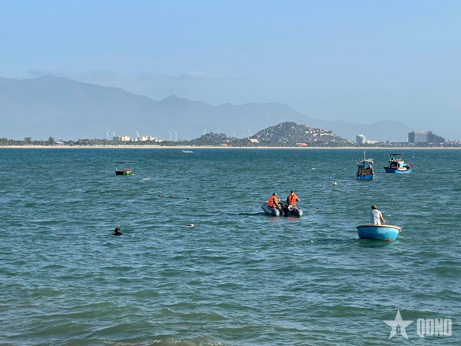 Đặc công người nhái Lữ đoàn Đặc công nước 5 tìm thấy 1 nạn nhân mất tích trên biển