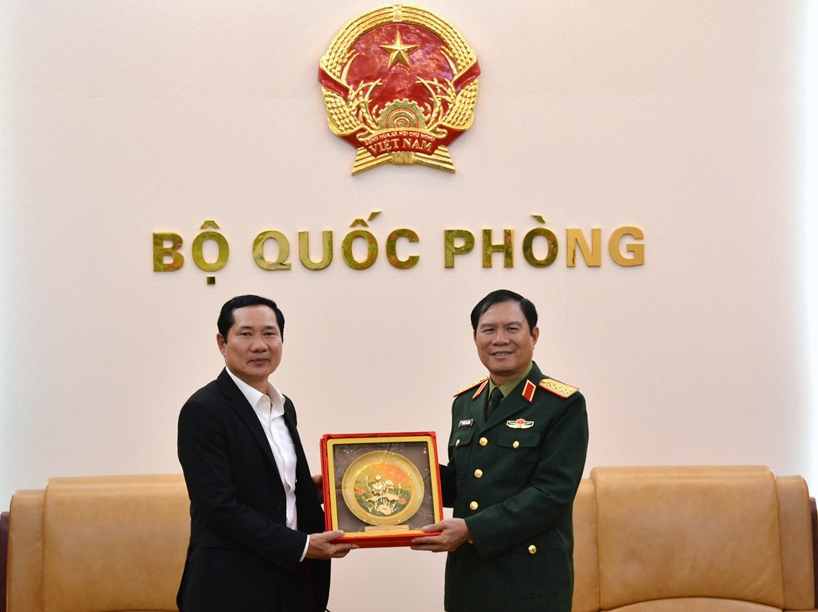 Đại tướng Nguyễn Tân Cương tiếp Tổng Tham mưu trưởng Quân đội nhân dân Lào