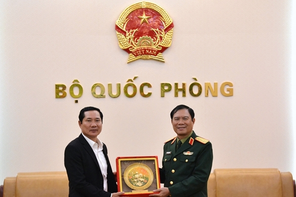 Đại tướng Nguyễn Tân Cương tiếp Tổng Tham mưu trưởng Quân đội nhân dân Lào
