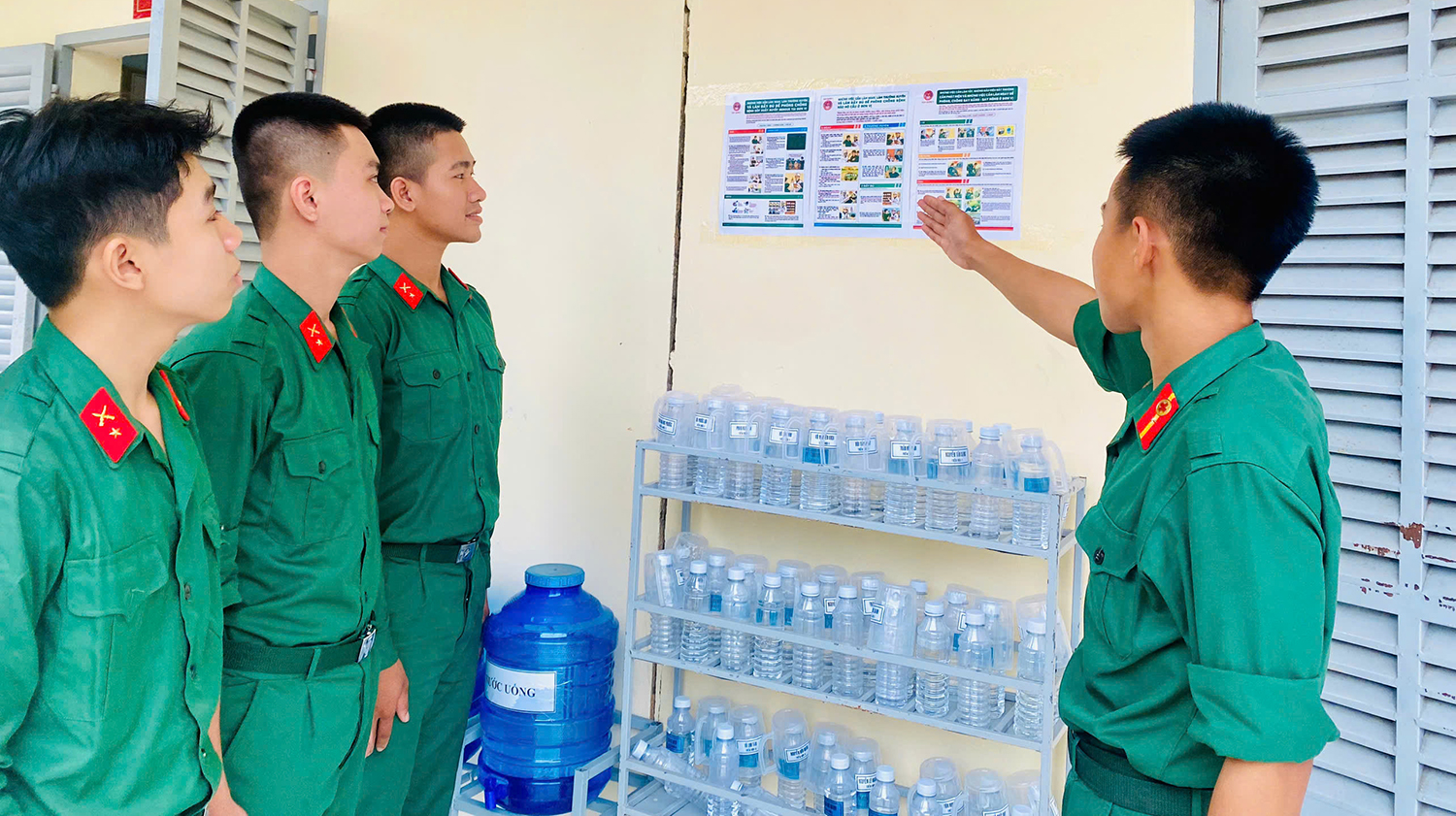 Chiến sĩ mới dần quen với môi trường quân ngũ