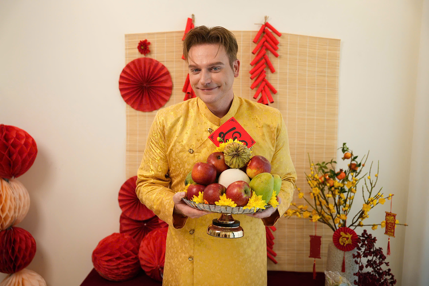 Chàng ca sĩ người Mỹ yêu áo dài Việt