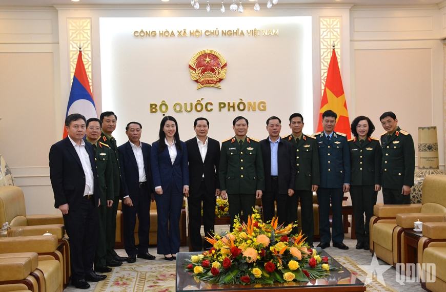 Đại tướng Nguyễn Tân Cương tiếp Tổng Tham mưu trưởng Quân đội nhân dân Lào
