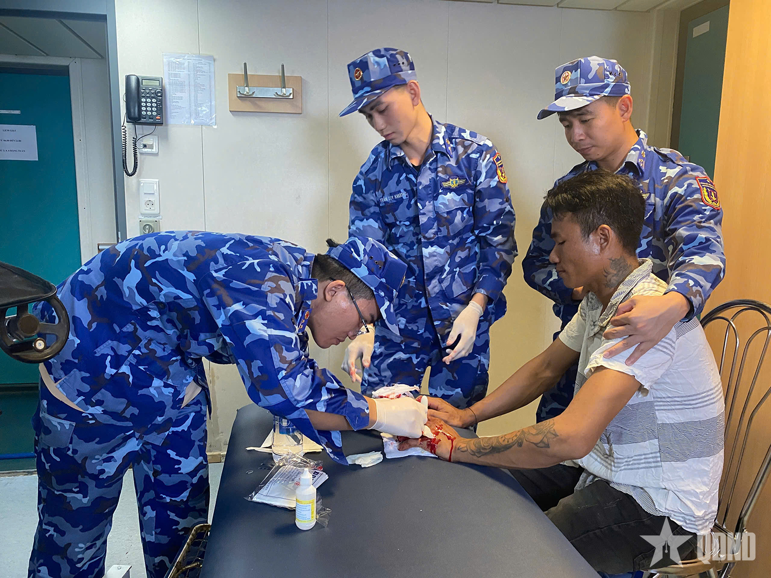 Vùng Cảnh sát biển 4 kịp thời hỗ trợ y tế ngư dân bị tai nạn lao động trên biển