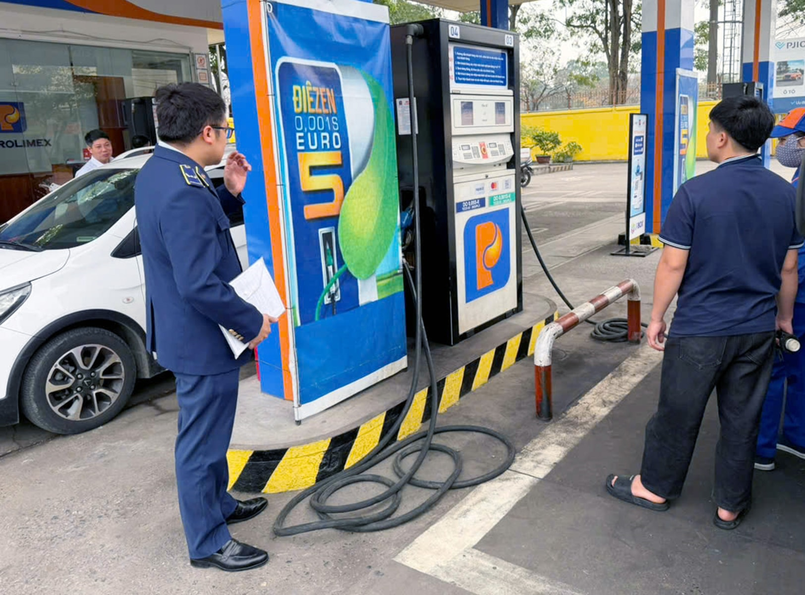 Hà Nội: Phần lớn cửa hàng kinh doanh xăng dầu hoạt động bình thường