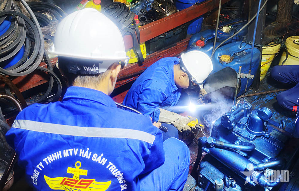Hải đoàn 129 hỗ trợ sửa chữa tàu cá gặp nạn trên biển
