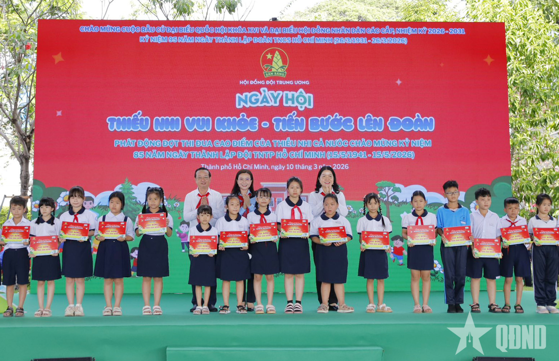 Đội viên, thiếu nhi thi đua làm nhiều việc tốt