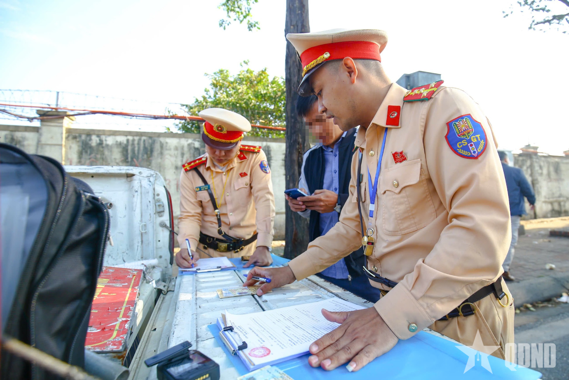 Hà Nội: Xử lý phương tiện dừng đỗ không đúng quy định tại sân bay Nội Bài