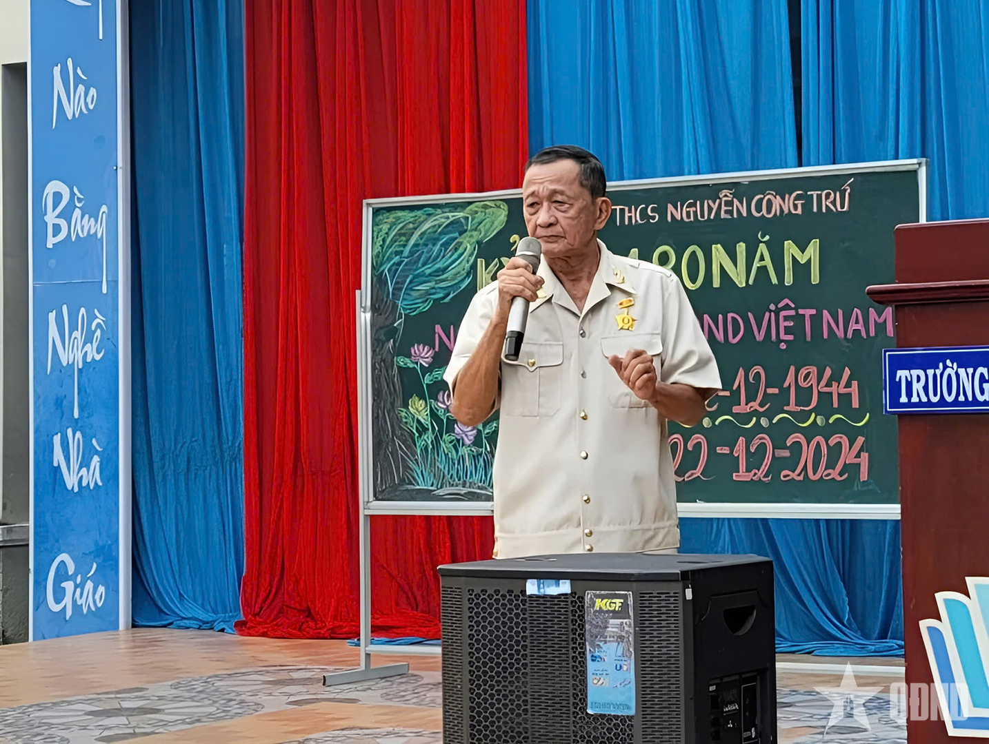 Ông Bảy Huy kể chuyện truyền thống