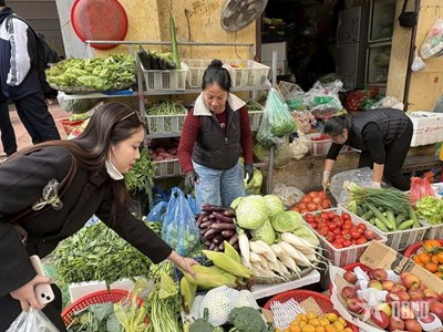 Gallery - 	Giá xăng dầu leo thang, thị trường hàng hóa Hà Nội chuyển biến nhẹ