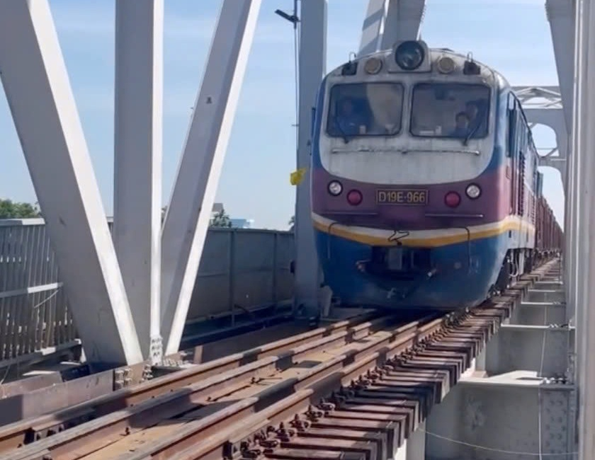 Thông tuyến đường sắt qua cầu Ghềnh sau sự cố sà lan va chạm