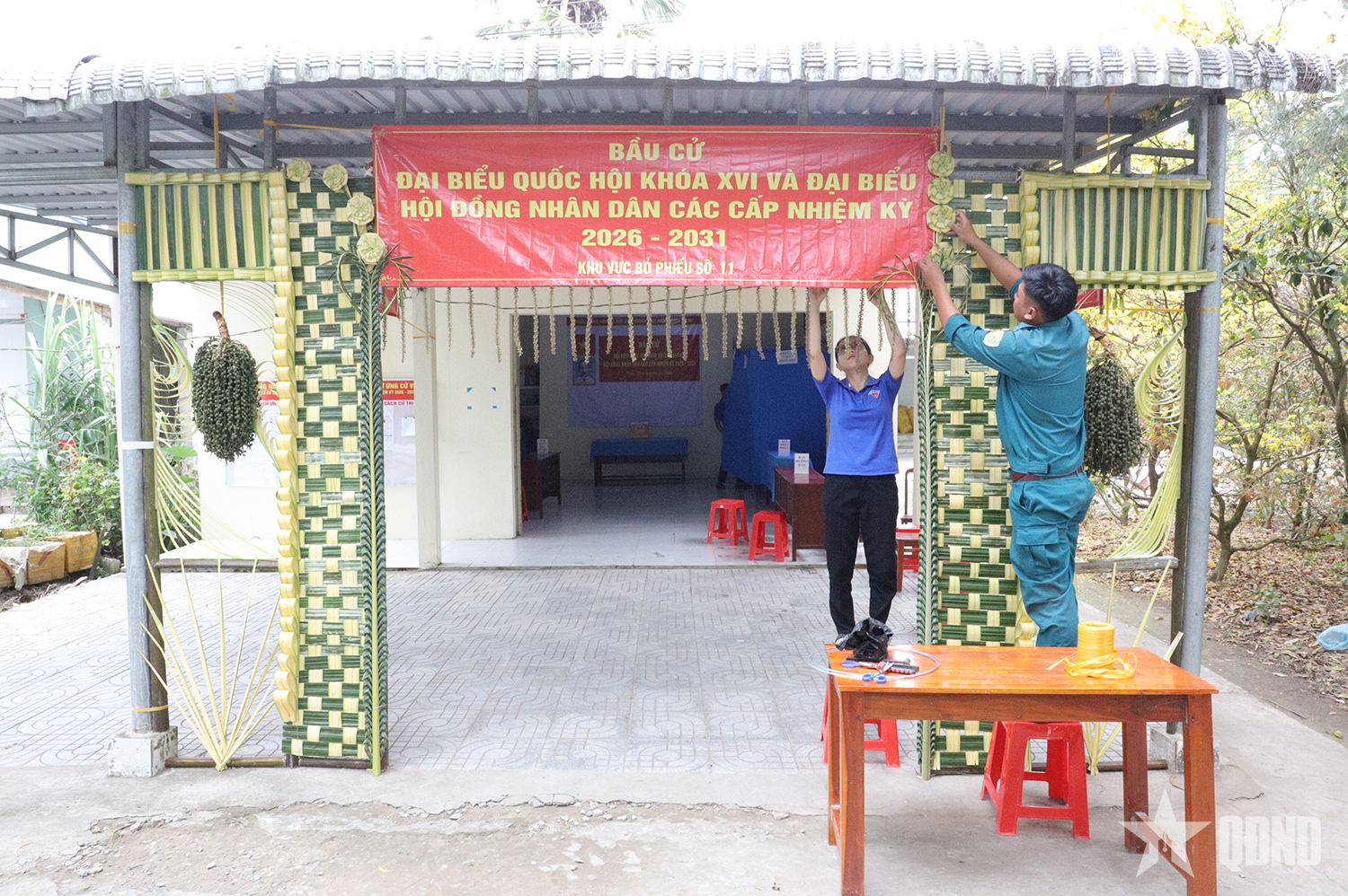 Về An Giang xem cổng bầu cử làm bằng lá dừa