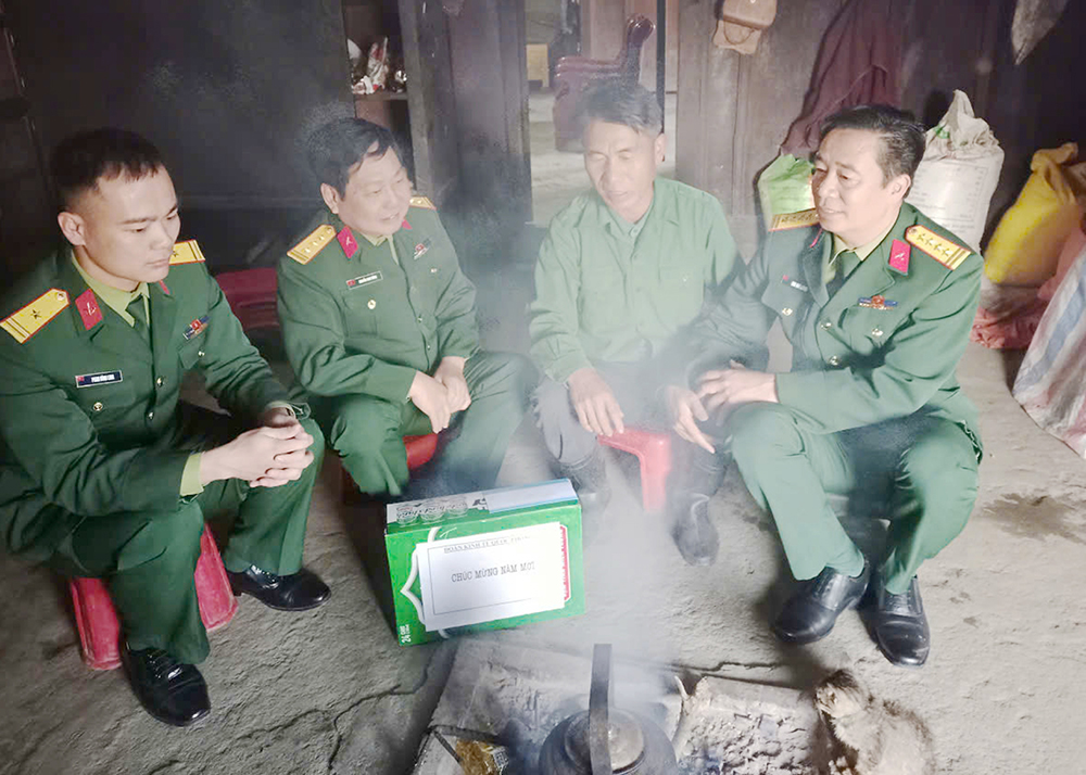 Thắt chặt tình thân với già làng, trưởng bản