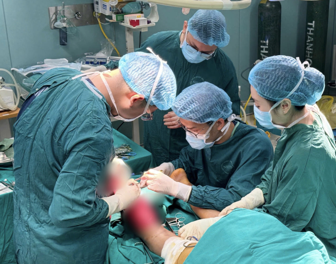 Suýt mất chân vì đắp lá chữa bỏng suốt một tháng